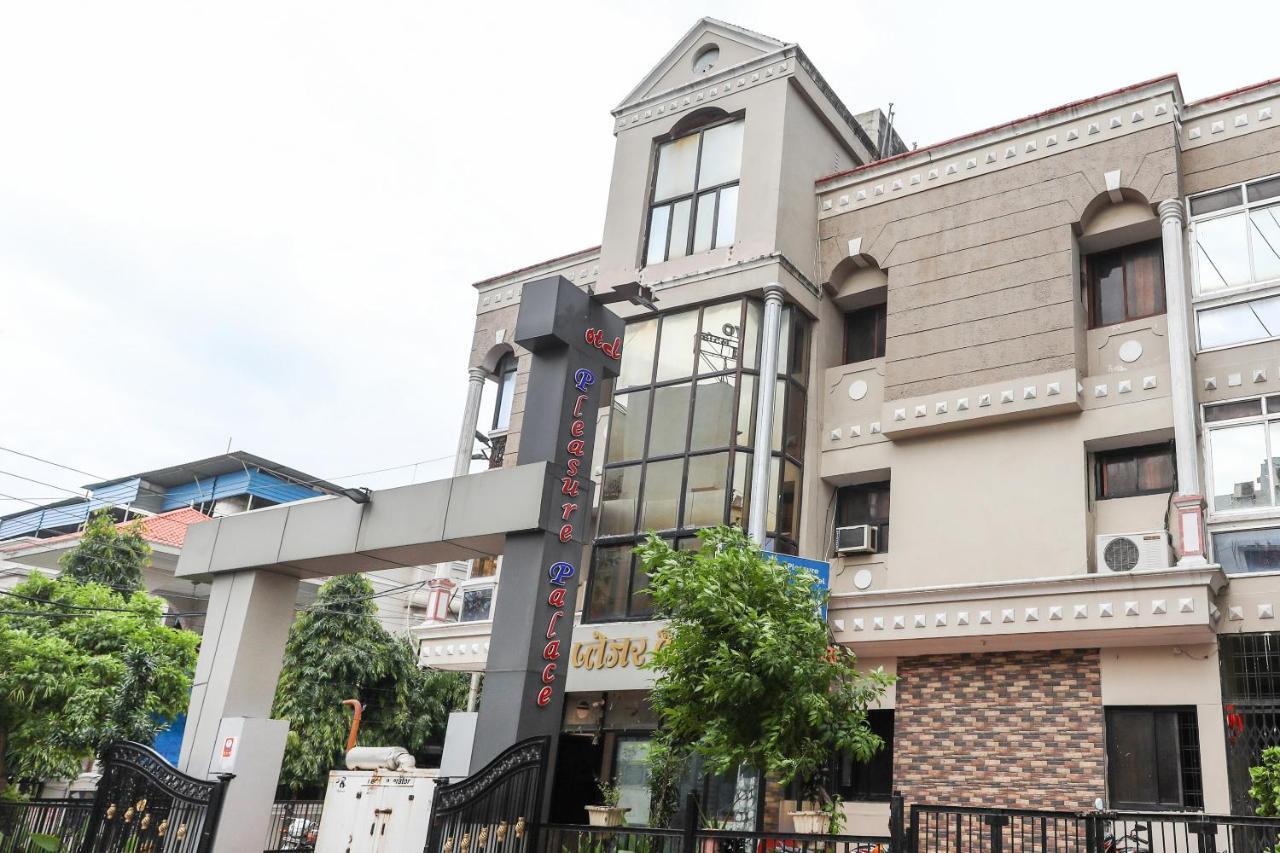 מלון אינדורה Oyo 62194 Pleasure Palace מראה חיצוני תמונה